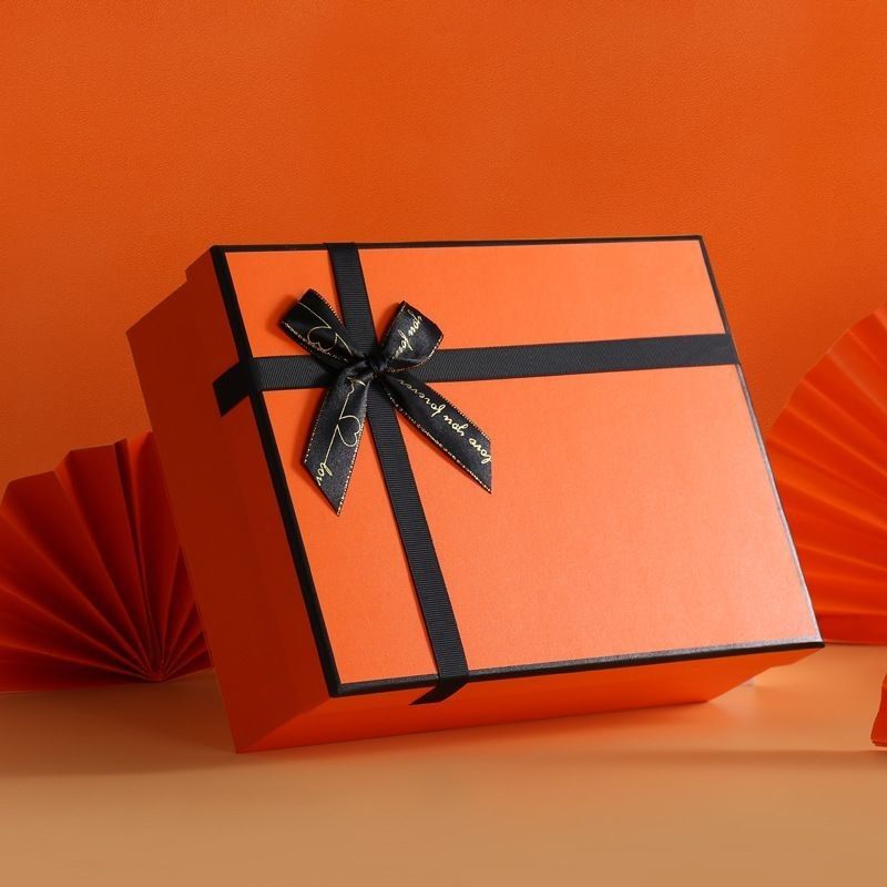 Gepackte Kartons für Hüte Spielzeug Boxhandschuhe Haushaltswaren Kosmetik T-Shirt Parfum Blumen