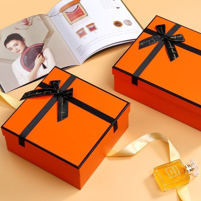 Gepackte Kartons für Hüte Spielzeug Boxhandschuhe Haushaltswaren Kosmetik T-Shirt Parfum Blumen
