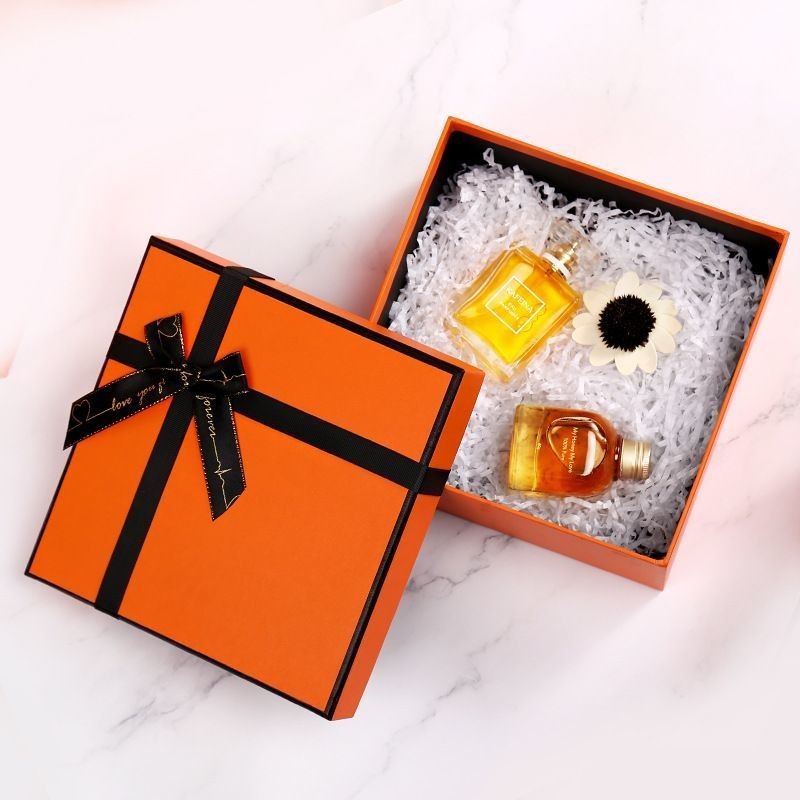 Gepackte Kartons für Hüte Spielzeug Boxhandschuhe Haushaltswaren Kosmetik T-Shirt Parfum Blumen