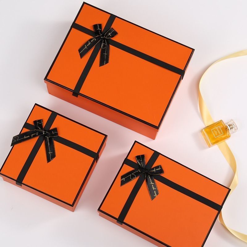 Gepackte Kartons für Hüte Spielzeug Boxhandschuhe Haushaltswaren Kosmetik T-Shirt Parfum Blumen