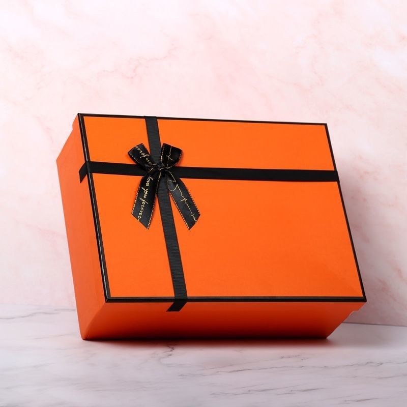 Gepackte Kartons für Hüte Spielzeug Boxhandschuhe Haushaltswaren Kosmetik T-Shirt Parfum Blumen